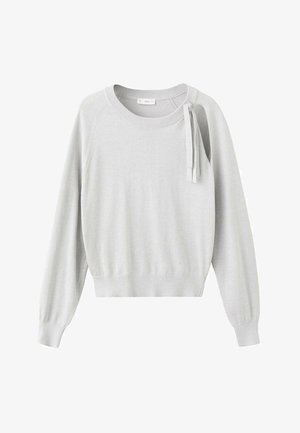 Lichtgrijze gebreide trui met lange mouwen, een ronde hals en een smalle lintdetail op de linker schouder. Geribbelde manchetten en zoom.