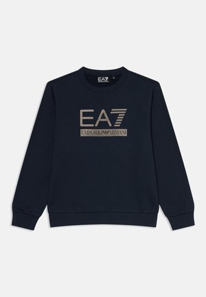 Marineblauwe sweater met lange mouwen, ronde hals en gouden EA7 Emporio Armani-logo op de borst.
