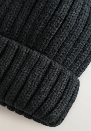 Schwarze gestrickte Mütze mit gerippter Textur. Verfügt über einen umgeschlagenen Rand und weiches, dickes Garn für Wärme und Komfort.