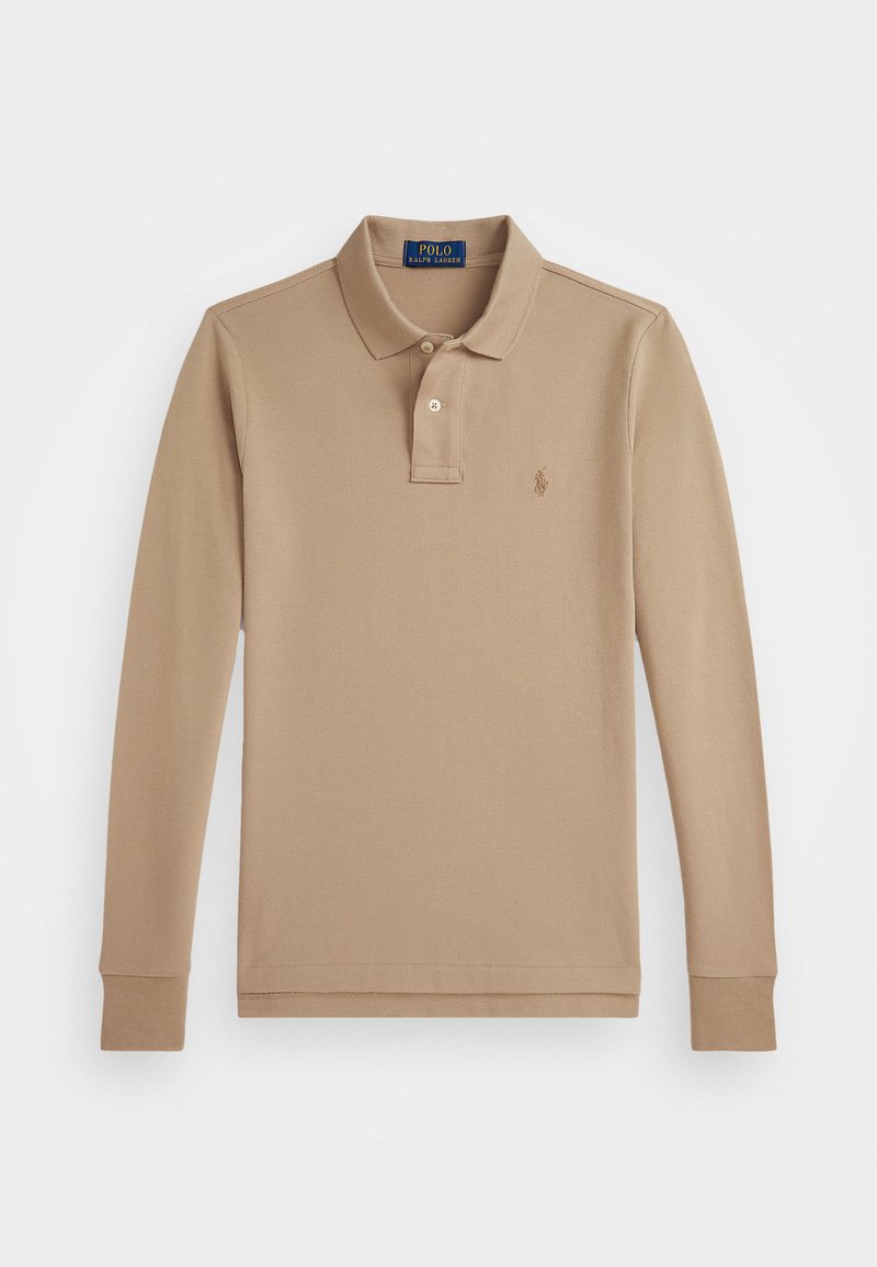 Polo de manga larga en color beige claro, con un tejido texturizado, un cuello de dos botones y un pequeño logotipo bordado en el lado izquierdo del pecho.