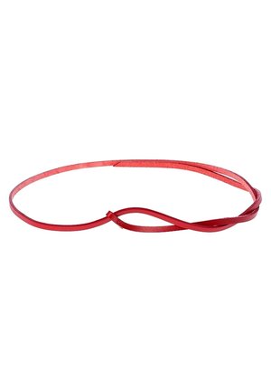 Dunne rode leren riem los gedraaid in een lus op een witte achtergrond.