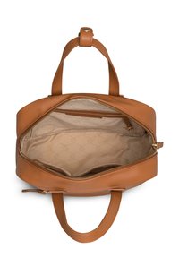 Bruine leren handtas met twee bovenhandvatten, ritsluiting en een beige interieur met een logo patroon en een klein ritsvak.