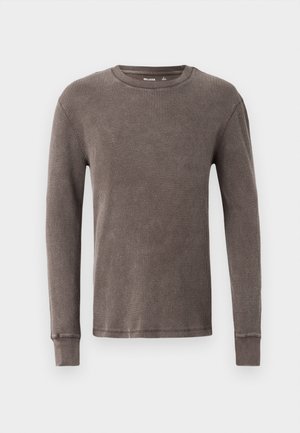 Camisola térmica de manga longa castanha com textura canelada, decote redondo e punhos justos. Feita de um tecido suave, adequada para sobreposições.