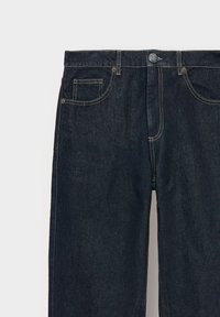 Mørkeblå denimjeans med rett passform, med knapplukning og fem-lommers design, synlige sømmer og glat overflade.