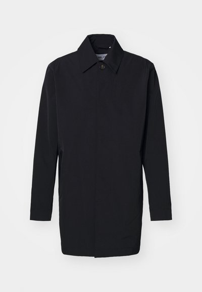 Chaqueta ligera negra con un diseño estructurado, cierre de botones y mangas largas. Textura suave y estilo minimalista sin patrones.