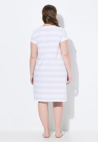 Vestido de manga corta, hasta las rodillas, en blanco con rayas horizontales de lavanda claro. Material de algodón suave con un ajuste relajado y cuello redondo.