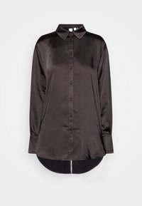 Chemise longue à manches longues en satin foncé, dotée d'un col classique, d'une patte de boutonnage à l'avant et d'un ourlet courbé avec un tissu noir contrastant à l'arrière.