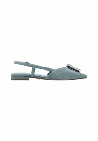 Ballerine slingback azzurre chiare con punta a punta, texture in denim e borchie decorative in argento nella zona delle punte. Suola in gomma piatta, cinturino regolabile.