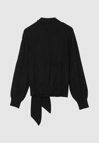 Schwarzer Strickpullover mit langen Ärmeln, gerippten Bündchen, tailliertem Bund und einer gebundenen Verzierung auf der Rückseite. Weiche Textur, schlichtes Design.