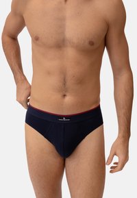 Marineblaue Baumwollunterhose mit einem rot akzentuierten Bund. Verfügt über ein Logotag auf der Vorderseite und stilisierte Nähte für zusätzliche Details.