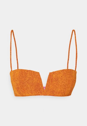 Oransje bikini topp med V-halsdesign, fiskebensstruktur, tynne justerbare stropper og en kontrastfarge i fiolett midt på.