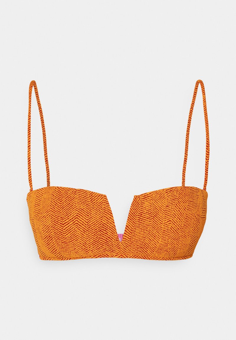 Oranger Bikini-Oberteil mit V-Ausschnitt, Fischgrätstruktur, dünnen verstellbaren Trägern und einem kontrastierenden lila Akzent in der Mitte.