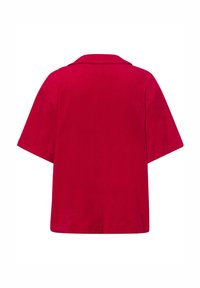 Camisa de manga corta roja con cuello. Hecha de una tela suave, presenta un corte relajado y un dobladillo limpio.