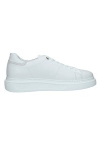 Sneakers bianchi in pelle con una finitura testurizzata, punta arrotondata, lacci piatti e una suola in gomma spessa. Design semplice e minimalista senza motivi.