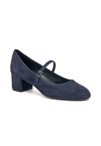 Navy suède blockhakpomp met een ronde neus en een smalle band met een metalen gesp. Gladde textuur en minimalistisch ontwerp.