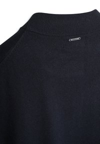 Maglione a maglia di un blu scuro con colletto a coste e un piccolo tag argentato con la scritta "Morato" sul retro. Texture liscia, vista ravvicinata.