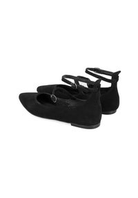 Schwarze Wildlederflatschuhe mit spitzem Zeh, offenen Seiten und zwei verstellbaren Riemen mit runden Hardware-Details. Leichte Sohle.