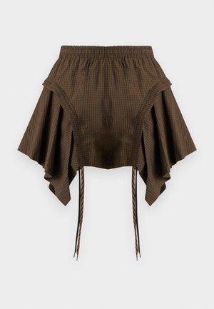 Barna kockás aszimmetrikus szoknya, megkötős derékrésszel, elöl húzott oldalsó panelek és két csíkos pánt lóg elöl, középen.