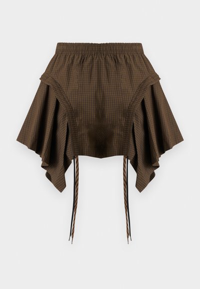 Hnědá károvaná asymetrická sukně s nařaseným pasem, přeloženými bočními panely a dvěma visícími pruhovanými stužkami uprostřed vpředu.