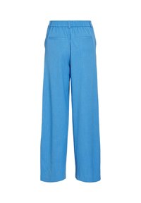 Světle modré kalhoty širokého střihu s elastickým páskem, vyrobené z hladkého materiálu; mají dvě zadní kapsy bez viditelného kování.