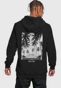 Felpa nera con cappuccio caratterizzata da una grande grafica monocromatica sul retro con palme e un'auto d'epoca, testo che recita "Oggi è stata una buona giornata."