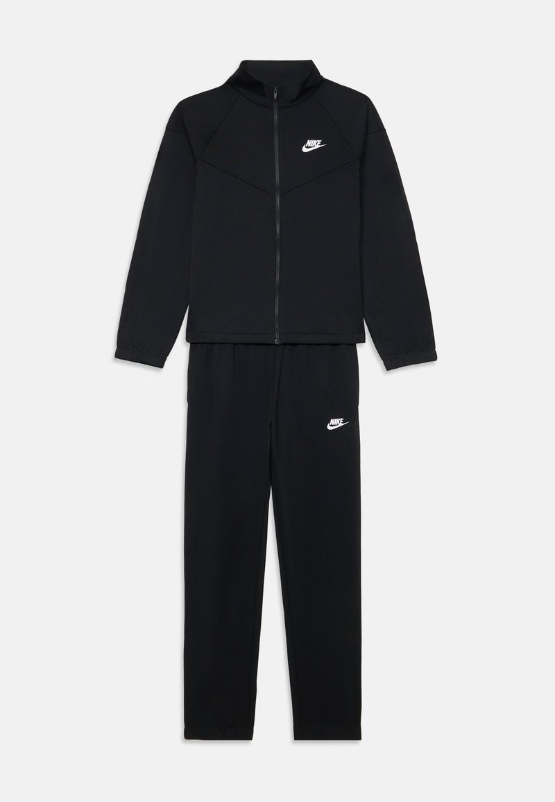 Melnā Nike sporta tērps ar aizdari uz augšu, kas ir augsta apkakle, un saskaņotas bikses. Materiāls ir gluds ar neskaidru tekstūru; baltais logo akcentē.