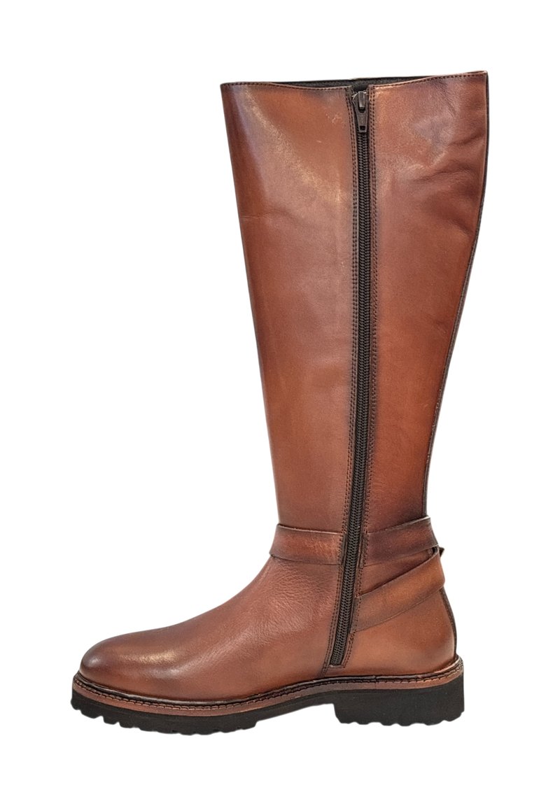 Bruine leren knielange laars met een rits aan de zijkant, een ronde neus en een gestructureerde zool. Heeft een banddetail bij de enkel.
