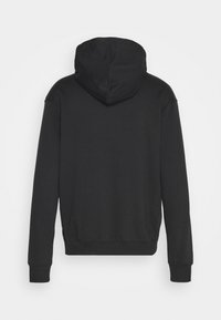 Sudadera negra con capucha, de manga larga, con puños acanalados y cinturilla. Textura suave, sin logotipos ni patrones visibles en la espalda.