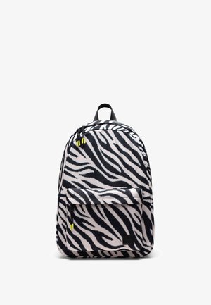Sac à dos avec imprimé zèbre noir et blanc, poche avant zippée, double curseur de fermeture éclair supérieur et boucle de poignée en tissu noir.