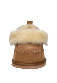 Bruine suède slippers met een fluffy crèmekleurige bontzoom. Platte zool met handgestikte details en een klein achtertabje voor gemakkelijk aan- en uittrekken.