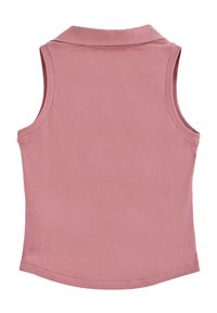 Ärmlös ljusrosa ribbad topp med krage, rena kanter och en figurnära design som visar en slät textur och minimal detaljering.