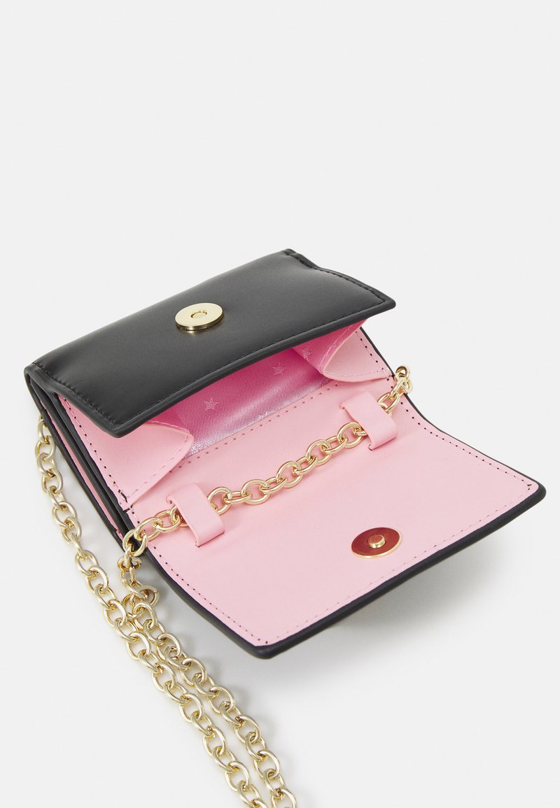 Portefeuille en cuir noir avec un fermoir doré et une bandoulière en chaîne. Intérieur rose clair avec un motif d'étoiles et deux emplacements pour cartes. Design compact.