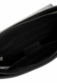 Czarna skórzana kopertówka z teksturowanym wykończeniem, wyposażona w zamek błyskawiczny oraz czarne materiałowe wnętrze z małą kieszonką.