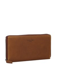 Portafoglio in pelle marrone con una superficie liscia, chiusura con zip e logo del marchio impresso. Presenta una forma rettangolare slim con una linguetta.