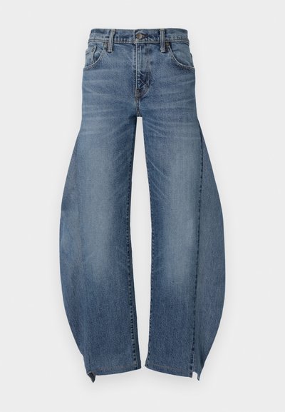 Spijkerbroeken met een lichtblauwe tint, met een losse, uitlopende pasvorm en vijf zakken. De pijpen hebben een unieke brede snit bij de zoom.