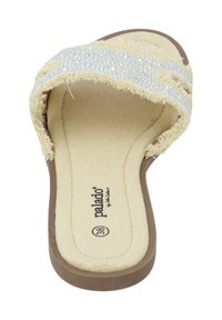 Sandal aperto con tomaia in tessuto beige, bordi frangiati e dettagli in strass trasparenti. Soletta imbottita su suola in gomma marrone. Misura 39.