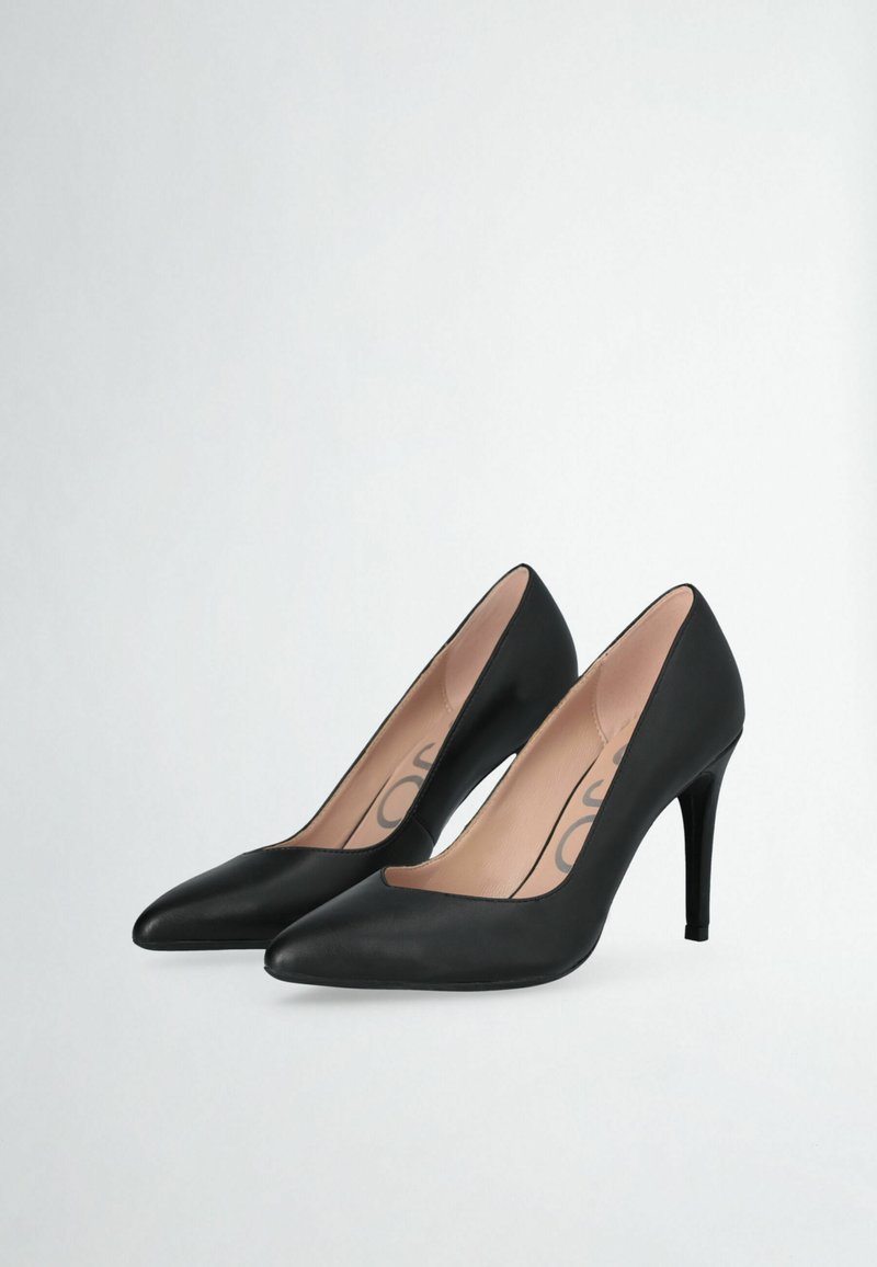 Czarne szpilki z ostro zakończonym noskiem, o gładkim matowym wykończeniu, smukłych obcasach typu stiletto i beżowym wnętrzu. Prosty design i elegancka sylwetka.