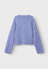 Maglione corto a maglia di colore azzurro chiaro. Presenta una texture a coste, maniche lunghe, scollo rotondo e leggere variazioni di colore in tutto il capo.