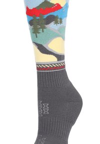 Chaussettes tricotées avec une scène de montagne multicolore présentant des teintes grises, bleues, rouges et vertes ; section du pied texturée en gris avec un revers à motif.