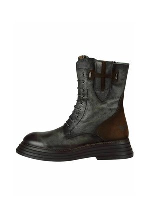Schwarze Lederknöchelschuh mit runder Zehenpartie, Schnürung an der Vorderseite und braunem Wildlederpanel, das eine strukturierte Oberfläche und ein geschichtetes Sohlen-Design aufweist.