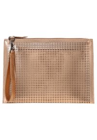 Pochette rectangulaire en or rose avec motifs carrés perforés et une sangle de poignet assortie attachée à la fermeture éclair.