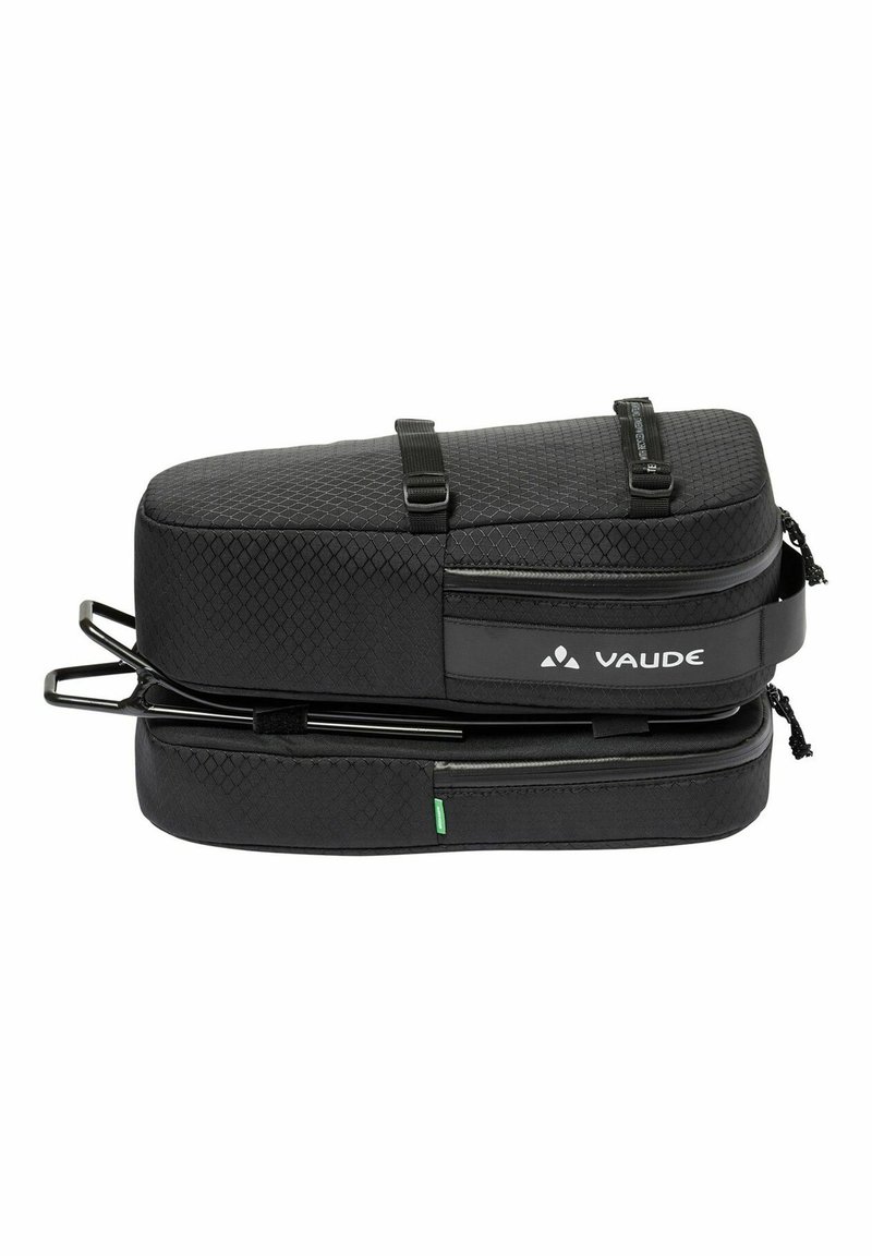 Schwarze Reisetasche mit strukturiertem Oberflächenfinish, zwei Fächern, verstellbaren Riemen und Hardware zur Befestigung. Mit dem VAUDE-Logo.