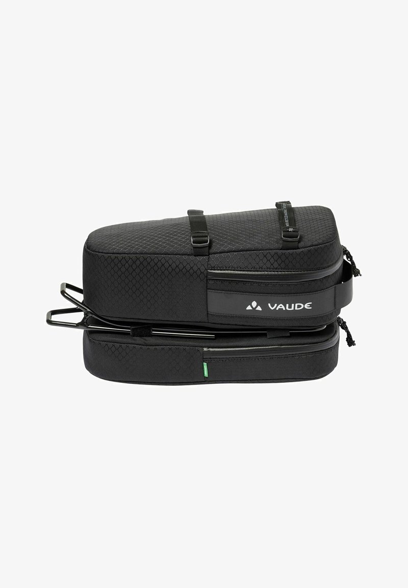 Schwarze Reisetasche mit strukturiertem Oberflächenfinish, zwei Fächern, verstellbaren Riemen und Hardware zur Befestigung. Mit dem VAUDE-Logo.