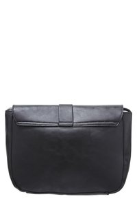 Černá kabelka z umělé kůže s hladkou texturou, obdélníkovým tvarem a klopovým uzávěrem. Disponuje švy podél okrajů.
