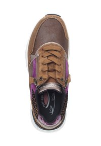 Bruine sneaker met een bovenwerk van getextureerd leer, paarse en metallic accenten, veterontwerp en een gemusterd interieur. Heeft een zijrits.