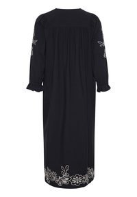 Langes schwarzes Kleid mit rundem Ausschnitt, besticktem Blumenmuster am Saum und an den Ärmeln sowie gerafften Details am Rücken.