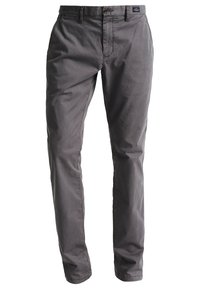Męskie spodnie w kolorze szarym, slim fit, z bawełny, z zapięciem na guzik i przednimi kieszeniami, prezentowane na białym tle.