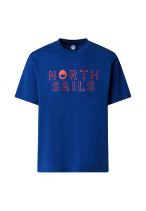 T-shirt blu a maniche corte con scollo a girocollo, con la scritta "NORTH SAILS" in grandi lettere arancioni sul petto e un logo circolare al posto della "O".