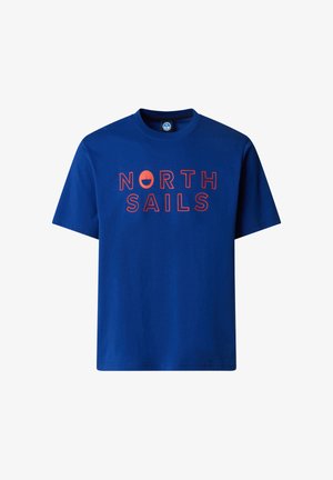 T-shirt blu a maniche corte con scollo a girocollo, con la scritta "NORTH SAILS" in grandi lettere arancioni sul petto e un logo circolare al posto della "O".