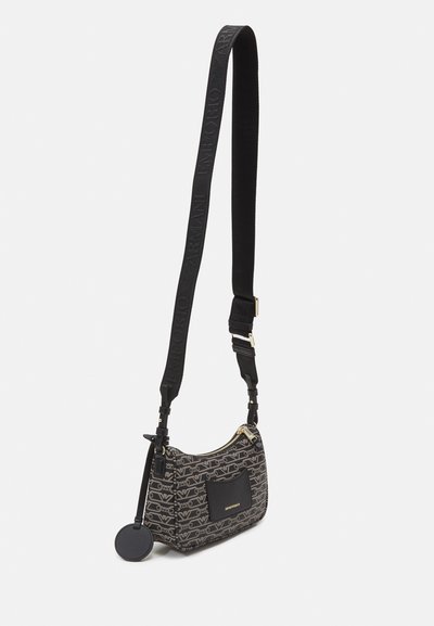 Borsa a spalla nera in materiale sintetico, con un motivo a logo testurizzato e zip dorata. Tracolla regolabile con dettagli del marchio.